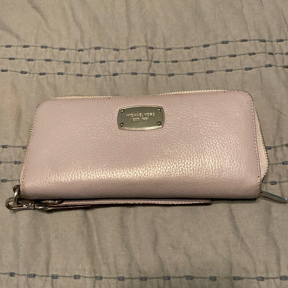 Lavender Michael Kors Wallet - Picture 1 of 5